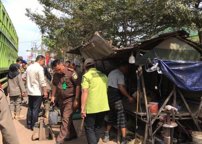 Satpol-PP Banyuasin Bongkar Kios Tambal Ban di Talang Kelapa, Ini Alasannya