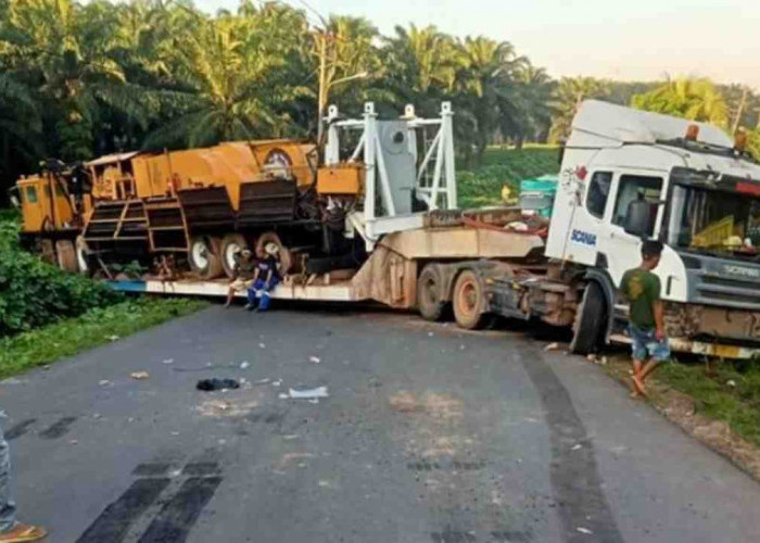 Truk Trailer Pengangkut Alat Berat Terperosok di Jalintim , Betung-Sekayu Macet Total