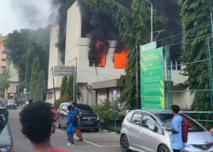 Api Berkobar di Gedung Utama Politeknik Sriwijaya Palembang