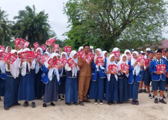 Ratusan Siswa Jenjang SDN dan SMPN di Kabupaten Banyuasin Terima Bantuan Buku Tulis