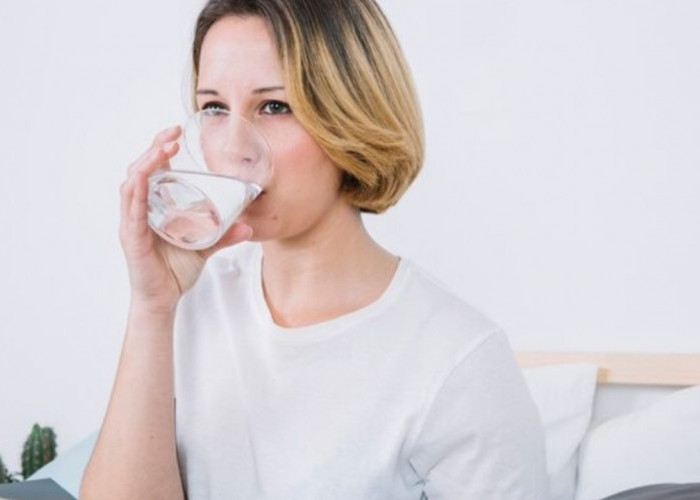 Benarkah Minum Air Hangat Setiap Pagi Lebih Sehat? Ini Faktanya