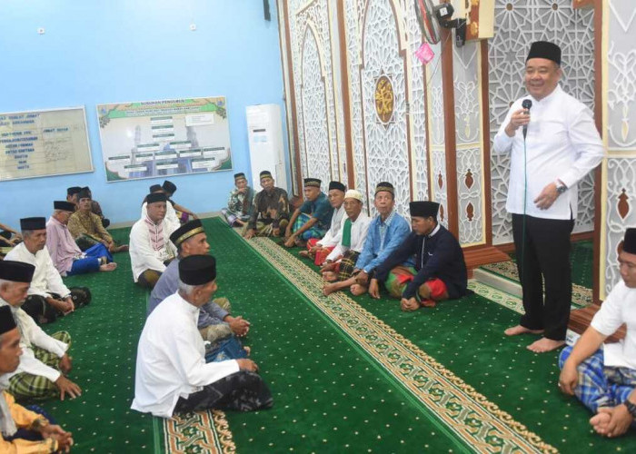 Salat Jumat di Tanah Kelahiran, Wagub Cik Ujang Kenang Masa Kecil di Desa Lebak Budi