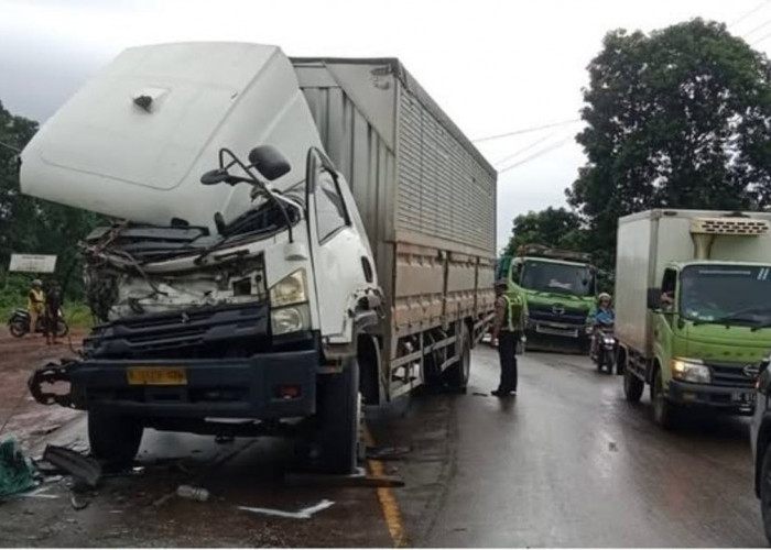 Truck Box Tabrak Truk dari Arah Berlawanan di Jalintim KM 50 Banyuasin, Arus Lalu Lintas Sempat Terganggu