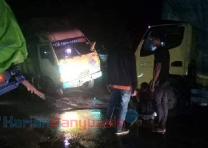 Dua Truk Macet di Jalintim, Antrian Kendaraan Mengular