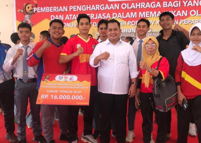 Prestasi Membanggakan! Atlet dan Pelatih Pencak Silat Terima Bonus dari Bupati Banyuasin