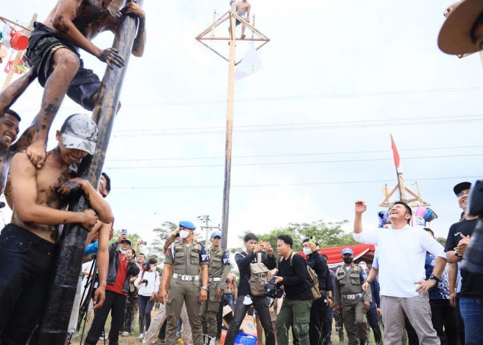 Lomba Panjat Pinang 77 Pohon Semakin Meriah Dihadiri Gubernur Herman Deru