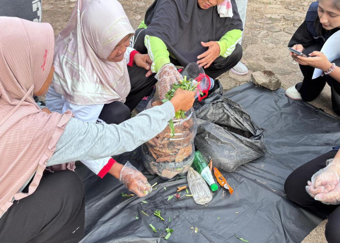 Mahasiswa PBL FKM Unsri 2026 Edukasi Warga Desa Rejodadi Lewat Program Rumah Pilah