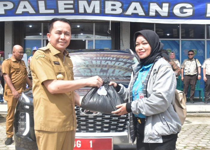 Warganya Taat Membayar Pajak Kendaraan, Pj Gubernur Sumsel Berikan Paket Sembako
