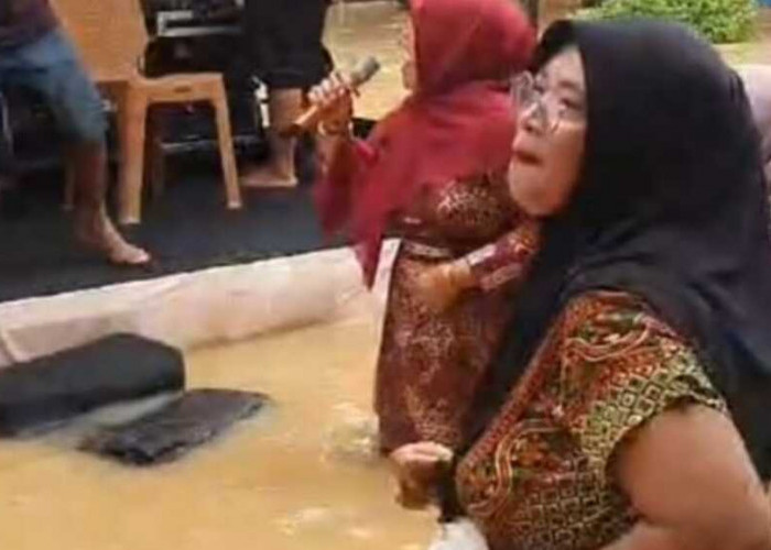 Banjir Melanda Tak Halangi Pesta Hajatan Warga Bernyanyi dan Berjoget di Tengah Genangan