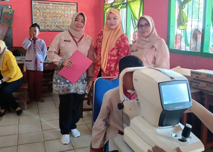 Dinas Sosial Banyuasin Bersama DWP Gelar Bakti Sosial Pemeriksaan Mata Gratis di Sekolah
