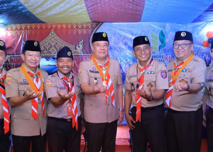Cik Ujang Terima Lencana Melati pada Ulang Janji Hari Pramuka ke-65 di Cibubur