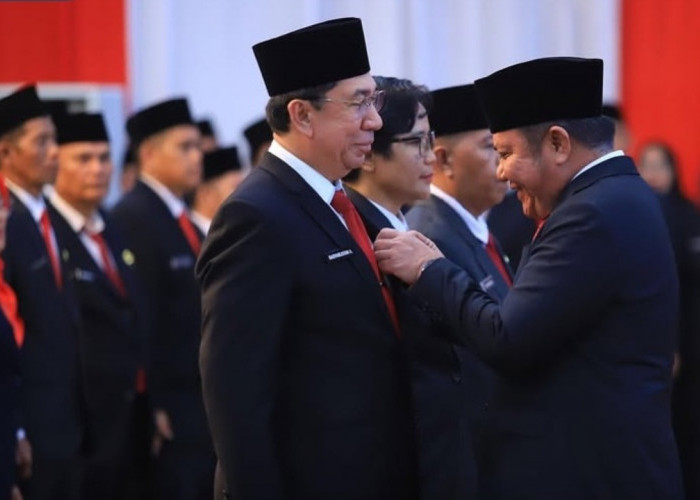 Herman Deru Serahkan Satyalancana Karya Satya kepada 491 PNS Sumsel