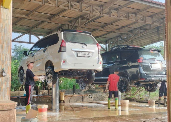 Jelang Idul Fitri 1447 H, Usaha Cuci Mobil di Jalintim Banyuasin Kebanjiran Orderan