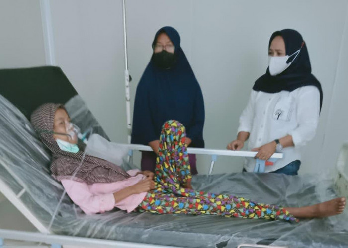 Menderita TB, Darul Qutni Bawa Rika ke RSUD Banyuasin