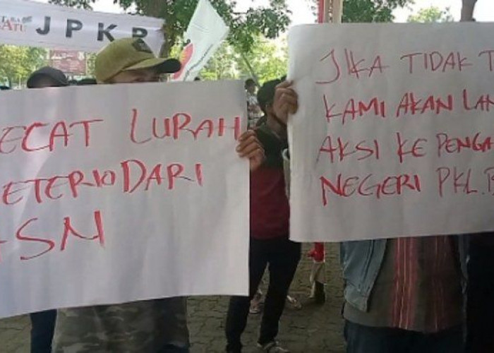 Selain Blokade Jalan Tol KapalBetung, Warga Minta Bupati Ganti Lurah Seterio