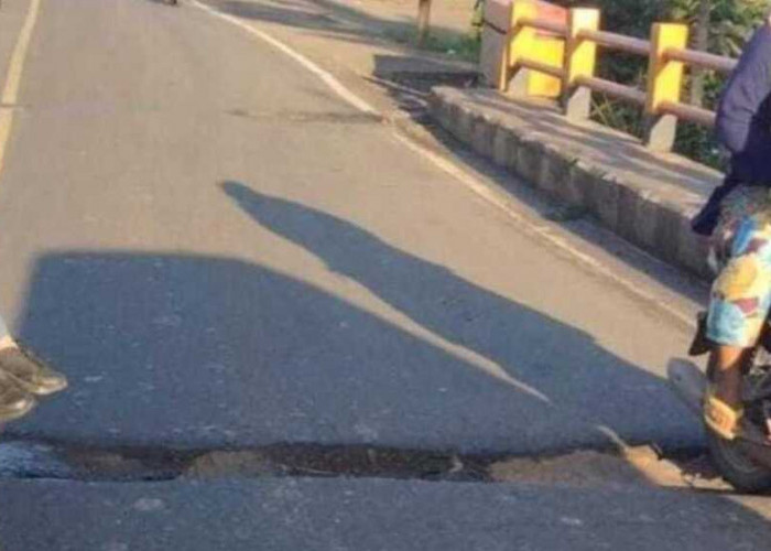 Hati-hati! Lobang Maut di Jembatan Soak Bara Banyuasin Incar Nyawa Pengendara Motor