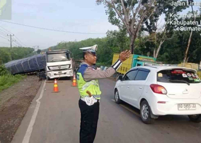 Kemacetan Parah di Jalintim Banyuasin, 17 Jam Truk Trailer Terperosok Belum Dievakuasi