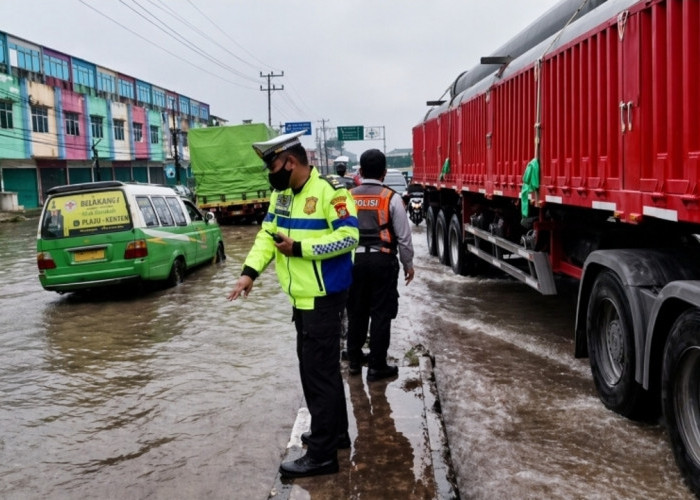 Hujan Lebat Rendam Sejumlah Ruas Jalan di Banyuasin, Arus Lalu Lintas Tersendat