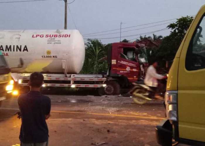 Tabrak Truk Tangki BBM, Sopir Truk Patah Kaki
