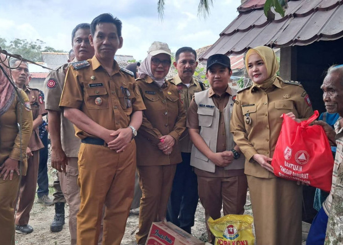 Camat Sembawa dan Wakil Bupati Banyuasin Serahkan Bantuan Tanggap Darurat untuk Korban Kebakaran di Lalang