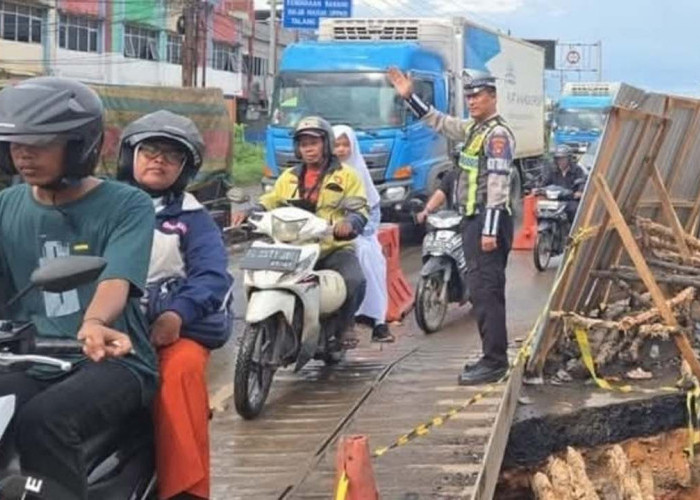PATAKA Satlantas Polres Banyuasin Amankan Perbaikan Jalan Amblas di Jalintim KM 13