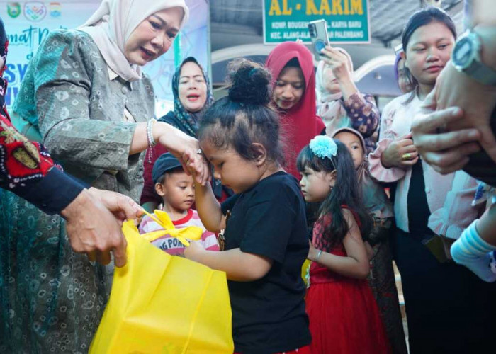 Ketua TP PKK Sumsel Bagikan Makanan Tambahan Bergizi di Posyandu