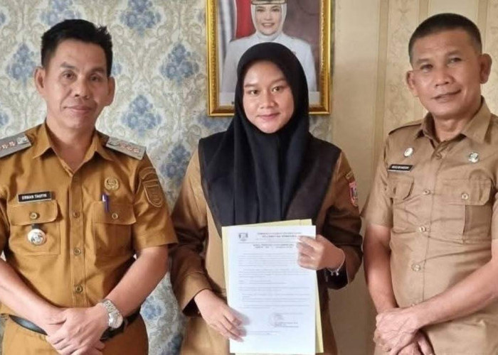 Camat Sembawa Serahkan Surat Pelaksana Tugas Sementara Desa Persiapan Sembawa Mulya