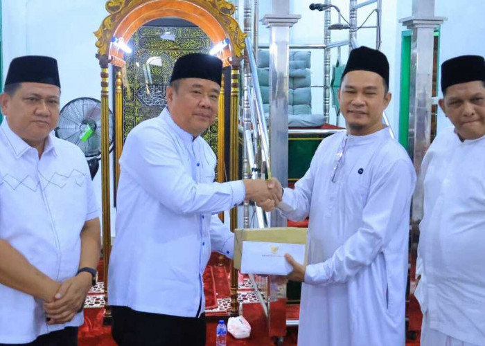 Wagub Sumsel Cik Ujang Safari Jumat di Masjid Al-Ikhlas, Salurkan Bantuan dan Siapkan Hewan Kurban