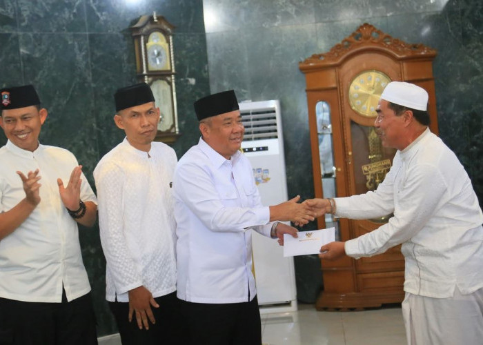 Wagub Sumsel H. Cik Ujang Salat Jumat di Masjid Agung Darusalam Musi Rawas