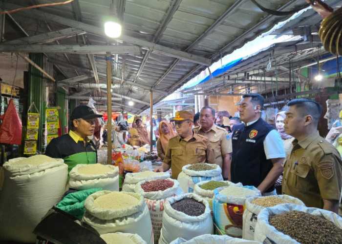 ‎Pastikan Stok Aman dan Harga Stabil, TPID OKUT Sidak Pasar