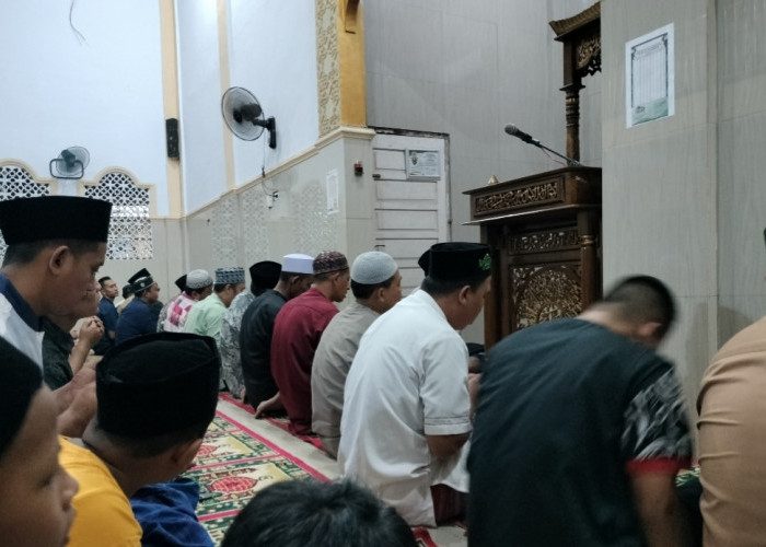 Khusyuk, Warga Villa Bukit Indah Gelar Tarawih Awal Ramadhan