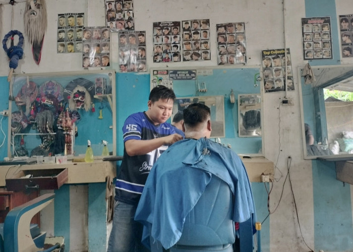 Tak Hanya Cuci Mobil, Pangkas Rambut di Pangkalan Balai Ikut Kebanjiran Pelanggan Jelang Idul Fitri 