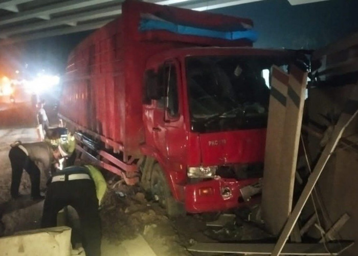 Rem Blong di Jalintim KM 71 Betung, Truk Tabrak Motor dan Pagar Proyek Tol
