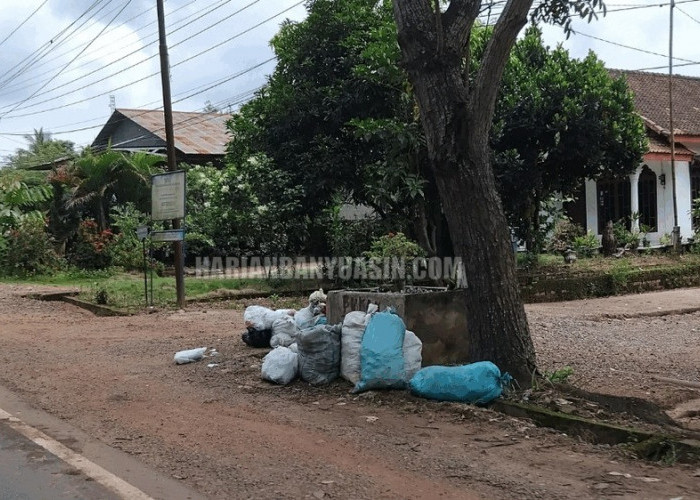 Waduh, Sampah Menumpuk di Sepanjang Jalintim Banyuasin, Pengguna Jalan Dibikin Tak Nyaman