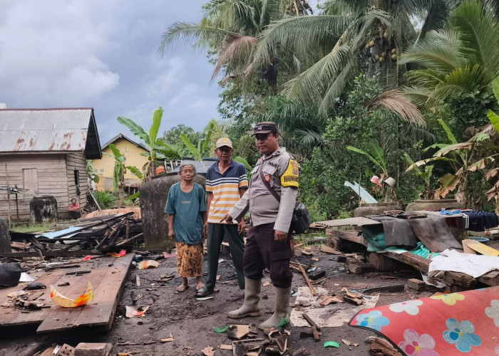 Petir Menggelegar, Puting Beliung Sapu Permukiman Margomulyo Banyuasin Saat Warga Menunggu Berbuka