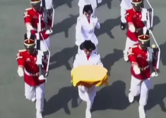 Insiden Sepatu Pembawa Baki Terlepas di Upacara Pengibaran Bendera di Istana Negara