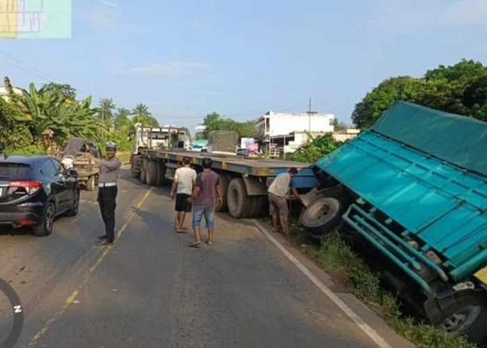 Truk Terperosok di Jalintim KM 37 Banyuasin, Arus Lalu Lintas Sempat Macet Total Saat Evakuasi Berlangsung