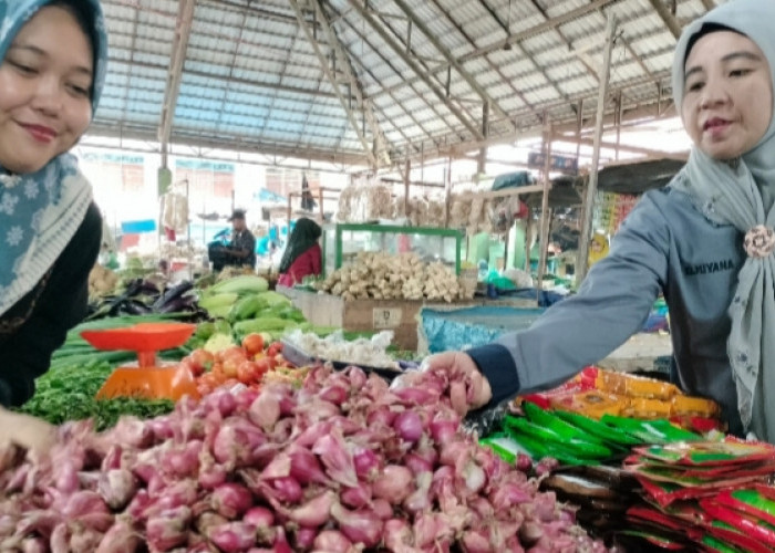 Di Pasar Tradisional Pangkalan Balai Banyuasin, Harga Bawang Merah Merangkak Naik