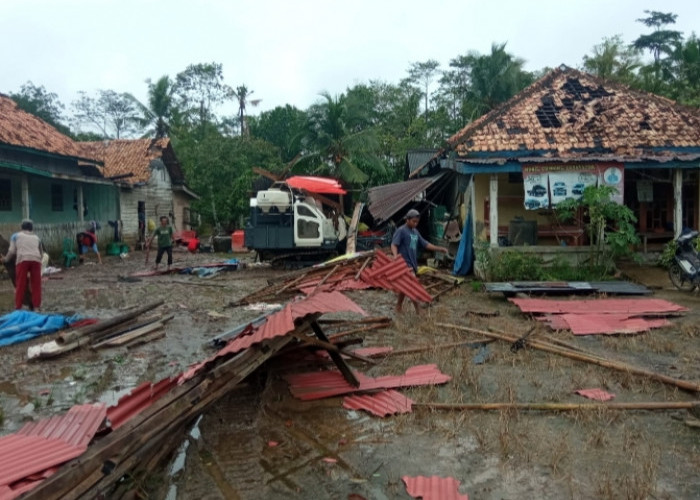 Ini Pengakuan Korban Puting Beliung Saat Hujan dan Listrik Padam