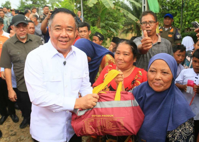 Wagub Sumsel  Cik Ujang Serahkan Bantuan Banjir dan Pastikan Jembatan Sungai Menang Dibangun Permanen