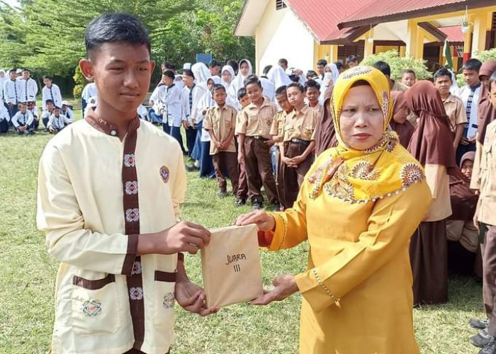 Siswa Berprestasi di SMP Negeri 5 Banyuasin III Diganjar Hadiah