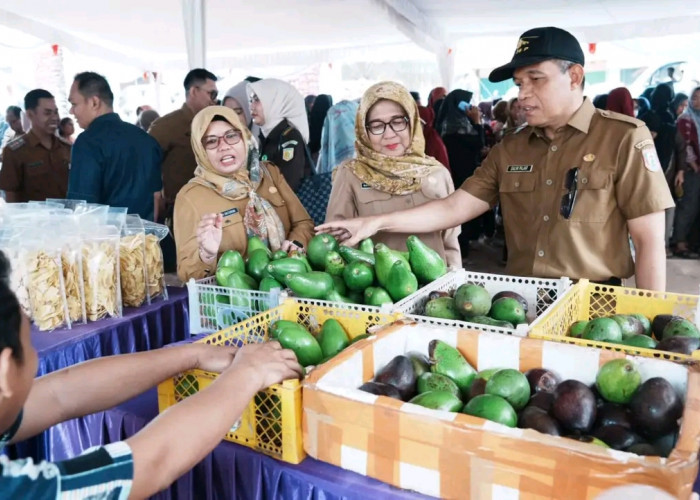 Alpukat Murah Diserbu Warga! Gerakan Pangan Murah di Lalang Sembawa Bikin Antusias