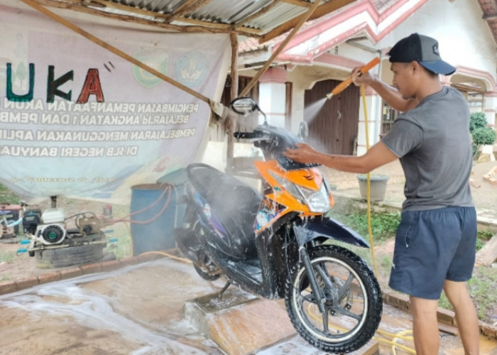 Musim Hujan, Pengusaha Cucian Motor Ketiban Rejeki