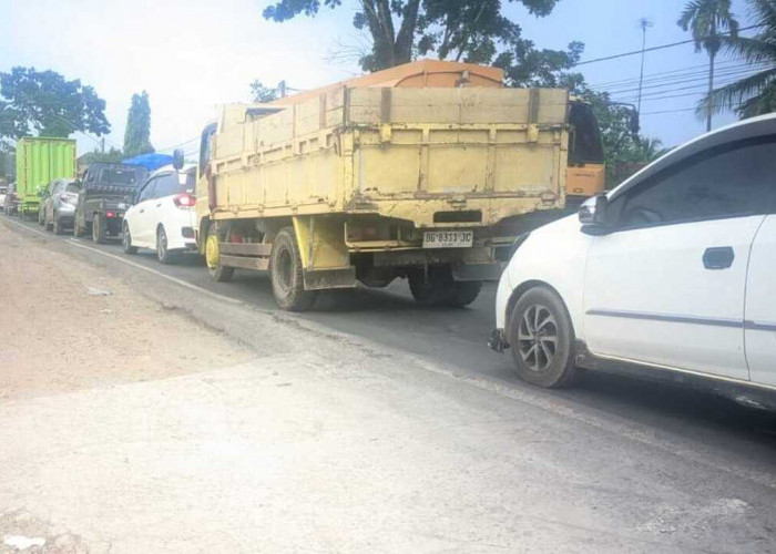 Jalintim Banyuasin Lumpuh Dua Hari, Kemacetan Mengular Puluhan Kilometer Akibat Pengecoran Jalan di KM 17