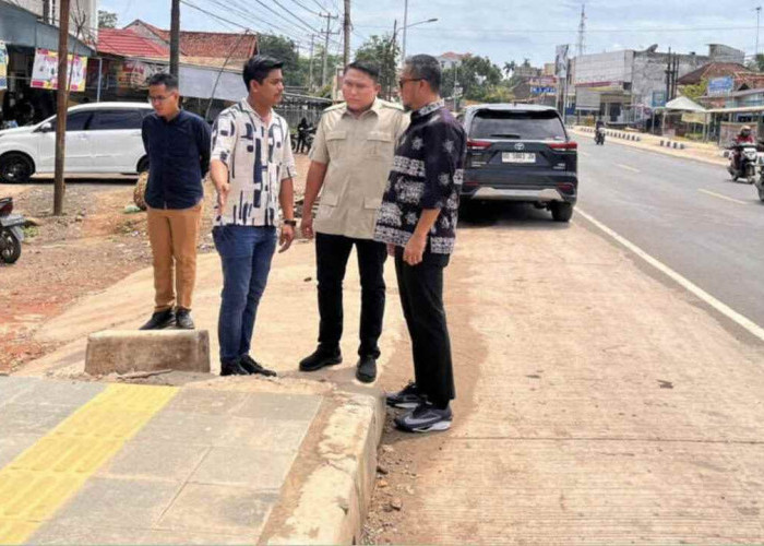 Tanggapi Keluhan Warga, DPRD Banyuasin Sidak Proyek Trotoar Rawan Banjir