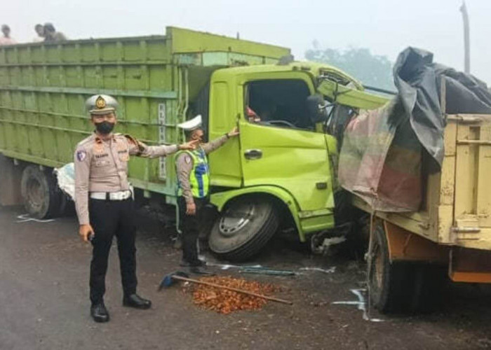 Dua Truk Kecelakaan di Jalintim KM 53 Banyuasin, Pengemudi dan Penumpang Dievakuasi ke Rumah Sakit