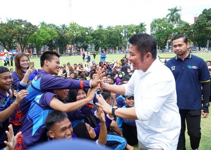 Herman Deru Semangati  Ratusan Pelajar SMA  Peserta Lomba Olahraga Tadisional