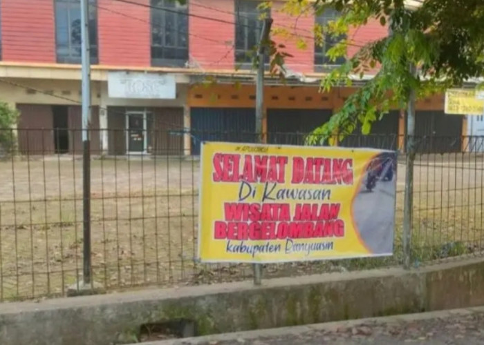 “Wisata Jalan Bergelombang”, Sindiran Pedas Warga Talang Kelapa untuk Kerusakan Jalintim