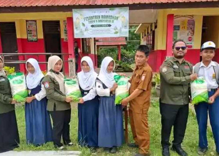 Bansos SMPN 5 Banyuasin III Berupa Satu Karung Beras Dibagikan pada Murid 