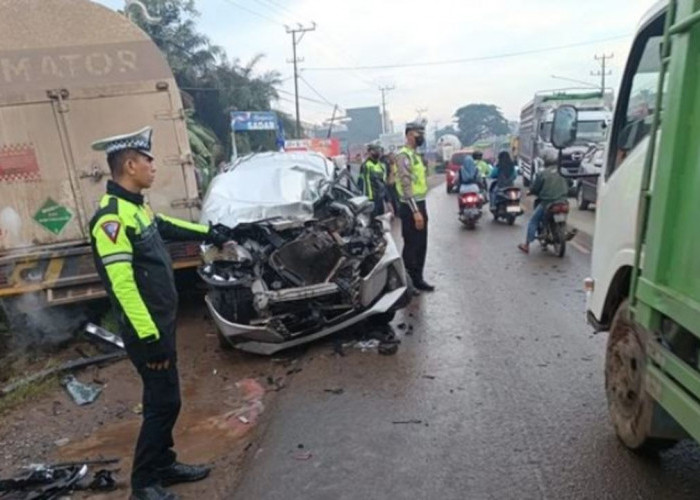 Diduga Rem Blong, Truk Tangki Sebabkan Kecelakaan Beruntun di Jalintim KM 16 Banyuasin